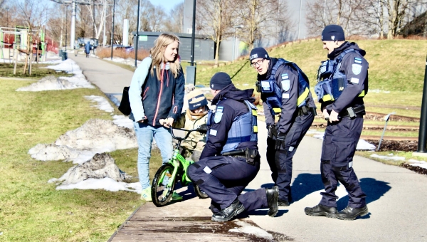 Politseipatrull Koreli pargis rääkimas väikese ratturi ja tema emaga. Pildil vasakult: ema Reelika, 4,5aastane Kristofer, abipolitseinike rühmajuht Rainer Rahasepp, abipolitseinik Romero Hõrak ja patrullitalituse juht Igor Bogdanov. FOTOD: Kalev Annom